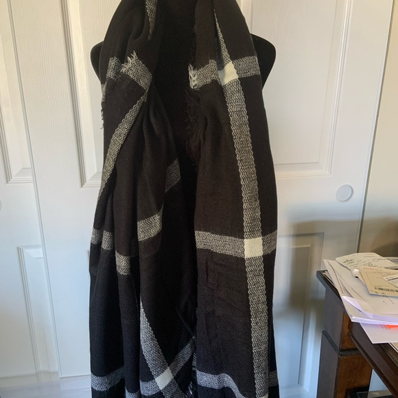 NWT Giant Scarf 🧣 - Picture 4 of 4